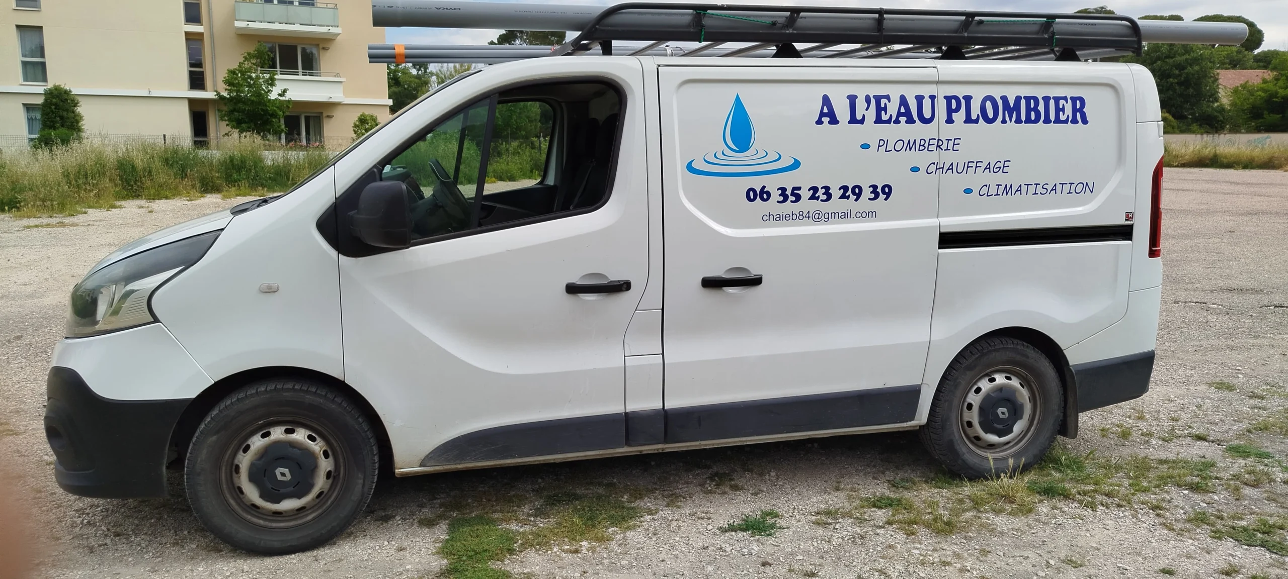 Camionnette A l'EAU PLOMBIER pour intervention plomberie, chauffage et climatisation a Carpentras et alentour